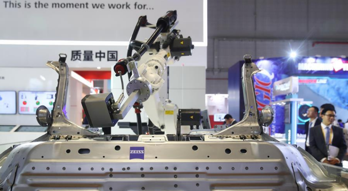 德国卡尔蔡司公司的一架精密检测机器人在展台上展出
